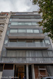 <center>Immeuble Le Corbusier</center>Immeuble Molitor (1934), 24 rue Nungesser-et-Coli. La présence toute proche d’équipements sportifs, du bois de Boulogne et la possibilité
d’une double-exposition enthousiasmèrent Le Corbusier qui voyait ici réunies les conditions
d’une ville radieuse. Il y construisit un immeuble qui appartient résolument à la modernité : ossature en béton et façade de verre et d’acier. Le maître se réserva le dernier étage pour y
établir sa résidence-atelier. L’accès à l’immeuble Molitor se fait par la rue Nungesser et Coli, tandis que l’entrée rue des Tournelles 
(Boulogne) permet d’accéder aux garages et aux « logements des domestiques ». Pour le porche, on retrouve les pilotis chers au Corbusier.