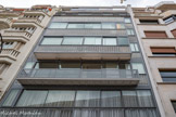 <center>Immeuble Le Corbusier</center>Construit entre 1931 et 1934 pour un
promoteur privé, cet immeuble, qui
renouvelle profondément l’approche
haussmannienne, doit pour Le
Corbusier amorcer la démonstration
que son projet de Ville radieuse
procurera au citadin air, lumière et
verdure. Il est idéalement situé à la
limite entre Paris et Boulogne, à
proximité du bois et de nombreux
équipements sportifs. Sans vis-à-vis, il
arbore des façades entièrement vitrées
qui constituent une nouveauté radicale
et tranchent avec les immeubles
environnants. De même, son ossature
en béton armé permet la mise en
œuvre du « plan libre ».
En conséquence, les appartements, au
nombre de deux ou trois par étage,
sont livrés avec Les seules installations
sanitaires, chaque habitant pouvant
cloisonner le sien à sa guise. Le confort
moderne inclut ascenseur et monte-
charge, chauffage central, buanderie et
séchoir, caves et garages en sous-sol et
chambres de domestique au rez-de-
chaussée.