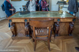 <center>Musée Marmottan Monet.</center> GEORGES JACOB 1739-1814
FAUTEUIL DE BUREAU
Vers 1795
Acajou
PIERRE-ANTOINE BELLANGÉ 1757-1827
BUREAU PLAT
Vers 1810
Acajou et bronze vert