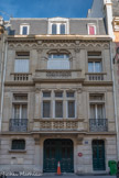 <center>Rue Fortuny.</center>N° 19 : hôtel particulier construit en 1891 par Jean Brisson-Duval pour Arsène Picard. Les sculptures sont de Joseph Gustave Chéret (1838-1894), frère cadet de Jules Chéret.