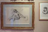 <center>Musée de Montmartre</center>PIERRE-AUGUSTE RENOIR (1841-1919). Pages de l’album « Douze lithographies originales»,1904-1905
Ambroise Vollard
Étude pour femme nue assise
Épreuves sur vélin blanc
Éditeur Ambroise Vollard, 1919
Musée de Montmartre, collection Le Vieux Montmartre Don Indivision Petiet, 2023