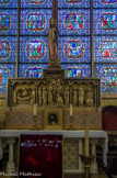 <center>Chapelle Notre-Dame Des Sept Douleurs ou Petit Chœur. </center> Statue de Notre Dame des Sept Douleurs par Corbon, Second Empire. La chapelle axiale expose depuis peu un coffre-fort de verre rouge, contenant la couronne d'épines du Christ, relique pillée en 1250 à Constantinople par les croisés Francs (dont Baudouin II de Courtenay), rachetée par St-Louis et transférée de la Sainte-Chapelle à Notre-Dame en 1792.
Vitraux de Lusson.
