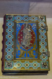 <center>Le Trésor de Notre-Dame. </center> Reliure. Argent doré, cuivre doré et émaillé, bronze partiellement doré, maroquin rouge. A. Chertier. 1867 – 1868. Réalisé sur les dessins de Viollet-le-Duc cette reliure est marquée par l'influence des reliures limousines du XIIIe siècle en émail champlevé.