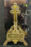 <center>Le Trésor de Notre-Dame. </center> Croix de la Princesse Palatine. La croix reliquaire à double traverse présente un intérêt exceptionnel. Elle abrite en effet l'œuvre la plus ancienne du trésor : une croix d'or renfermant un fragment insigne du bois de la vraie Croix. Au revers, une inscription en grec indique que la relique appartenu à Manuel Commène, probablement Manuel Ier, empereur deTrèbizonde au milieu du XIIIe siècle. Cette relique fut remise par Jean Casimir Wasa, roi de Pologne, à sa belle-sœur Anne de Gonzague, Princesse Palatine, qui la légua 1683 à l'abbaye de Saint-Germain-des-Prés.
Dépourvu de son reliquaire, la croix sauvée à la révolution fut déposée en 1828 au  trésor de Notre-Dame. Monseigneur de Quelen, archevêque de Paris de 1821 à 1839, commenda à l'orfèvre parisien Jean-Pierre Famechon un nouveau reliquaire dont le socle contient la pointe d'un des clous de la passion, provenant également du trésor de l'ancienne abbaye de Saint-Germain-des-Prés.