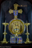 <center>Le Trésor de Notre-Dame. </center> Ensemble dit Napoléon III. Bronze doré, cuivre doré, P. Poussielgue – Rusand et A Chertier. D'après les dessins de Viollet-le-Duc. Seconde moitié du XIXe siècle. La croix de procession, l'aiguière, le plateau et les chandeliers ont été exécutés par Placide Poussielgue – Rusand.
Deux baisers de paix de l'orfèvre Alexandre Chertier complètent l'ensemble. Le baiser de paix est donné en signe de conciliation pendant la communion. Autrefois, en certaines circonstances, les fidèles embrassaient l'instrumentum pacis, une plaque à l'image du Christ, ici la crucifixion et le Christ aux limbes.