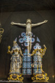 <center>La salle capitulaire. </center> Crucifix en ivoire, XVe-XVIe siècles. Statuettes reliquaires de ste Barbe et st Roch, bois argenté et doré, Suisse, XVIIIe siècle.