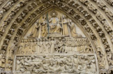 <center>Portail du Jugement Dernier. </center> Au linteau inférieur, les morts ressuscitent et sortent de leur tombe. Juste au-dessus, au linteau supérieur, l’archange Michel pèse leur âme et, suivant la vie qu’ils ont menée sur la terre et l’amour qu’ils ont manifesté envers Dieu et les hommes, les élus sont conduits à gauche vers le Paradis (à la droite du Christ) tandis que les damnés sont menés par un diable vers l’enfer à droite.
Cependant le Christ au tympan, majestueusement assis sur son trône de gloire, montre les plaies de ses mains et de son flanc tandis que les deux anges qui l’entourent portent respectueusement les instruments de la Passion : celui de gauche la lance et les clous de la Croix, celui de droite la Croix elle-même. De chaque coté, Marie et Jean l’Evangéliste sont placés ici comme au pied de la Croix le jour de sa Crucifixion.