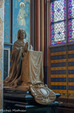 <center>Chapelle saint Ferdinand. </center> Priant du cardinal Morlot (mort en 1862). Vitraux : grisailles de Lusson.