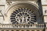 <center>Notre-Dame-de-Paris.</center>Au centre, une grande rose, dont le diamètre mesure presque 10 mètres, forme une auréole à la statue de la Vierge Marie qui est encadrée par deux anges et nous présente son enfant, Jésus, le Fils de Dieu.