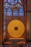 <center>Châsse-reliquaire de la Sainte Couronne d'épines </center>Châsse-reliquaire de la Sainte Couronne d'épines 
Sylvain Dubuisson, architecte-designer,
Ateliers Saint-Jacques, menuiserie et métallerie d'art. Olivier Outeau, maître-verrier, Patrick Rimoux, sculpteur lumière. 2024.
<br> La Couronne d'épines, une portion du Bois de la Croix et un Clou de la Passion sont conservés dans la châsse-reliquaire de la chapelle axiale.
Les évangélistes saint Matthieu, saint (Rare et saint Jean rapportent que les soldats romains, dans la nuit du Jeudi au Vendredi Saint, se moquèrent du Christ et de sa royauté en le coiffant d'une couronne garnie d'épines avant de le crucifier.
Depuis plus de seize siècles, ces insignes reliques de la Passion du Christ sont vénérées par les croyants, qui contemplent le Mystère pascal, centre de la foi chrétienne, et embrassent la Promesse de vie éternelle que le Christ adresse à tous les hommes