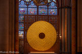 <center>Châsse-reliquaire de la Sainte Couronne d'épines </center>Châsse-reliquaire de la Sainte Couronne d'épines 
Sylvain Dubuisson, architecte-designer,
Ateliers Saint-Jacques, menuiserie et métallerie d'art. Olivier Outeau, maître-verrier, Patrick Rimoux, sculpteur lumière. 2024.
<br> La Couronne d'épines, une portion du Bois de la Croix et un Clou de la Passion sont conservés dans la châsse-reliquaire de la chapelle axiale.
Les évangélistes saint Matthieu, saint (Rare et saint Jean rapportent que les soldats romains, dans la nuit du Jeudi au Vendredi Saint, se moquèrent du Christ et de sa royauté en le coiffant d'une couronne garnie d'épines avant de le crucifier.
Depuis plus de seize siècles, ces insignes reliques de la Passion du Christ sont vénérées par les croyants, qui contemplent le Mystère pascal, centre de la foi chrétienne, et embrassent la Promesse de vie éternelle que le Christ adresse à tous les hommes