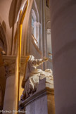 <center>Arrière du choeur..</center>Croix de Marc Le Couturiert, sculpteur bourguigon, dressée pa le cardinal Lustiger le 16 octobre 1994.