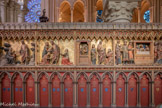 <center>Mur sud de la clôture du chœur</center>La clôture sud, datant du règne de Philippe IV le Bel (début du XIVe siècle), est constituée de neuf scènes des apparitions du Christ après sa Résurrection, du Jour de Pâques jusqu’à son Ascension. À l’inverse des scènes de la clôture nord, celles-ci sont bien séparées les unes des autres grâce à la présence de colonnettes les isolant complètement. Jean Ravy puis Jean le Boutelller, architectes, sculpture, première moitié du 14e siècle; polychromie, vers 1860. 
<br>1 Le Christ ressuscité apparaît à Marie Madeleine Jean 20,11-18. <br>
2 Le Christ apparaît aux Saintes Femmes revenant du tombeau vide. Luc 24,1-10.<br>
3 Le Christ apparaît à Simon Pierre et à Jean Luc 24, 34; 1 corinthiens 15, 5. <br> 
4 Le Christ apparaît à deux disciples près d'Emmaüs, mais ces derniers ne le reconnaissent qu'au soir lorsqu'il bénit et rompt le pain.
