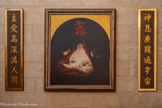 <center>Chapelle Saint Paul Chen.</center>Duilian. En poésie chinoise, un duilian est une paire de lignes poétiques calligraphiée sur une bande de tissu ou de papier affichés, habituellement, sur les montants des portes d'entrée des maisons. <br>
Sainte Mère et son fils. Yin Xin, peintre ,2017.