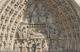 <center>Le portail de la Vierge. </center>En bas, à gauche,les trois prophètes qui ont annoncé son destin glorieux et, à droite, les rois dont elle descend. Au-dessus, la Vierge Marie est représentée dans son dernier sommeil : au cours de sa dormition, en présence du Christ et des apôtres, elle a été enlevée au ciel.  Au-dessus encore, un ange couronne Marie tandis que le Christ, assis sur le même trône que sa mère, lui tend un sceptre. Dans la partie inférieure, au-dessus du trumeau, nous distinguons sous un dais représentant la Jérusalem Céleste un grand coffre : c’est l’Arche d’Alliance dont le contenu matérialisait autrefois la promesse faite par Dieu à son peuple.