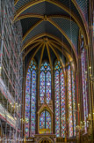 <center>La Sainte-Chapelle.  </center> La chapelle haute. Cette chapelle royale marquait la perfection des solutions qui permettaient les poussées de voûtes sur de minces colonnes, entraînant ainsi la suppression des murs remplacés par les verrières.