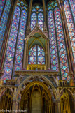 <center>La Sainte-Chapelle.  </center> La grande châsse contenant les 22 reliques de la Passion du Christ, parmi lesquelles le fragment de la Vraie Croix et la Couronne d'Épines, était jadis exposée sur la tribune, et fut fondue à la Révolution. Les reliques subsistantes sont aujourd'hui conservées dans le trésor de la cathédrale Notre-Dame de Paris.