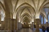 <center>La Conciergerie.</center>  La salle des Gens d'armes. La Conciergerie tient son nom du concierge, à qui le roi confie les droits de Justice sur la demeure royale et ses dépendances. Du palais capétien de Philippe le Bel subsistent de rares salles gothiques, témoins des fastes royaux du XIVe siècle. Les salles dites «révolutionnaires» évoquent le régime de la Terreur avec, en particulier, la cellule reconstituée de la reine Marie Antoinette.