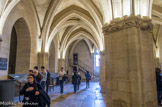<center>La Conciergerie.</center>  La salle des Gardes est contemporaine de la salle des Gens d'armes. Les chapiteaux du pilier central figureraient Eloïse et Abélard. Cette salle servait d'antichambre à la Grand' chambre du roi à l'étage, aujourd'hui disparue, où celui-ci tenait son conseil et les « lits de justice ». Le Tribunal révolutionnaire y siégea en 1793.