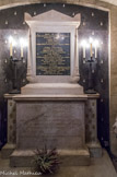 <center>La Conciergerie.</center>  La Chapelle Expiatoire. La cellule que Marie-Antoinette avait occupée à la Conciergerie n'existe pratiquement plus : elle a été transformée en chapelle expiatoire sous la Restauration, conformément aux intentions de Louis XVIII et aux directives du Comte (depuis Duc) Decazes alors Ministre de la Police Générale. Les travaux réalisés par l'architecte Peyre le neveu, l'ont rendue si méconnaissable qu'il a paru impossible de la rétablir dans son état ancien.