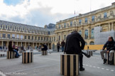 <center>Le Palais Royal.</center> Son petit-fils, Louis Philippe Joseph d’Orléans, duc de Chartres qui sera duc d’Orléans à la mort de son père en 1785 et futur Philippe-Egalité, entreprend de grands travaux : pour financer la reconstruction du Palais, il confie à l'architecte Victor Louis la mise en œuvre d'un projet immobilier de grande ampleur destiné à lui assurer des revenus, par la construction de maisons uniformes et de rapport sur le pourtour du jardin, avec, au rez-de-chaussée, des galeries donnant sur des boutiques. Le Palais-Royal tel que nous le connaissons naissait. Malheureusement, l'opération reste inachevée et l'aile ouest du palais n'est pas construite, l'opération financière se soldant par un échec en 1786. A gauche, la galerie des Proues. A droite, la façade du Conseil d’Etat.