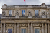 <center>Le Palais Royal.</center> De gauche à droite : « Mars». Le dieu apparaît en armure à l’antique, un casque empanaché à ses côtés, s’appuyant sur un bouclier et serrant un glaive dans l’une de ses mains. ;  « La Prudence». La figure allégorique de La Prudence est une jeune femme tenant un miroir à la main ; « La Générosité ». La figure allégorique montre une jeune femme assise près d’un aigle, une corne d’abondance posée sur son flanc gauche. Elle tourne la tête vers le dieu Apollon, au corps athlétique largement dénudé, qui semble vouloir lui remettre sa couronne de laurier ; « Apollon ». Apollon se tient debout, une lyre à la main, l’un de ses attributs habituels.. Ce sont des œuvres d’Augustin Pajou (1730-1809).