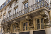 <center>Hôtel de Mélusine.</center> Le nom de cet hôtel est dû à une tapisserie. Il date du temps de Louis XIII, il a un beau balcon soutenu par des consoles à têtes de lions.
