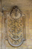<center>Le Palais Royal.</center> Elle est ornée de proues de navires et d'ancres rappelant que le cardinal de Richelieu été aussi grand amiral.