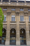 <center>Le Palais Royal.</center> Louis-Philippe Joseph, qui sera Philippe-Egalité, manquant d'argent, décida de faire construire autour de son jardin une suite d'habitations semblables : au rez-de-chaussée sous les galeries, seront les boutiques tandis que les étages supérieurs seront occupés par des appartements. Le duc choisit comme architecte Victor Louis qui vient d’achever le théâtre de Bordeaux.