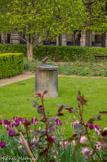 <center>Jardin du Palais-Royal</center> LE PETIT CANON DU PALAIS ROYAL.
1786 Le sieur Rousseau, horloger au 95 galerie de Beaujolais, indiquait midi aux promeneurs du Palais Royal en tirant le canon installé sur la ligne méridienne de Paris. Une loupe était censée provoquer la mise à feu d'une mèche, les jours de soleil.
1799 Le petit canon est déplacé au milieu de ce parterre. Il tonnera jusqu'en 1914.
1990 Il fonctionne à nouveau, tous les jours à midi, depuis le 13 juillet 1990.
Cette légende y était gravée :
