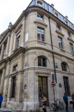 <center>Le ministère de la culture.</center>Le 26 octobre 1660, Molière joue chez le cardinal Mazarin, malade, en présence du roi, qui lui attribue une nouvelle salle appartenant à la couronne, et donc gratuite elle aussi, celle du Palais-Royal. Le théâtre, construit par le cardinal Richelieu vingt ans plus tôt, est délabré ; la salle doit être refaite. Philippe d'Orléans convainc le Roi de la restaurer et de l'attribuer à la troupe de Molière. Après des travaux effectués sous la direction d’Antoine de Ratabon, surintendant général des bâtiments, elle rouvre le 20 janvier 1661. En 1673, mort de Molière et disparition de son théâtre, remplacé par l'opéra de Lulli. Cette salle se trouvait vraisemblablement à l'emplacement de l'actuelle salle du contentieux du conseil d'état.