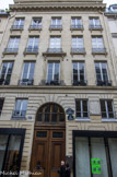 <center>Autour du Palais Royal. </center> Immeuble de rapport néo-classique construit vers 1769-1770 à l'emplacement de la maison où est mort Molière en 1673.