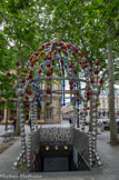 <center>La Comédie Française</center> Juste devant la Comédie Française, une drôle bouche de métro : c’est le « Kiosque des Noctambules », une œuvre construite en 2000 par Jean-Michel Othoniel pour célébrer le centenaire du métro parisien.  
Othoniel est celui qui a fait la croix de la chapelle de Tadao Ando, au château Lacoste.