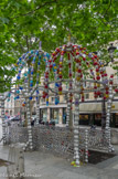 <center>La Comédie Française</center> Les deux dômes rouges et bleus de la bouche de métro représentent le jour et la nuit. Toute en globes de verres enfilés sur une structure d’aluminium et surmontée de deux petites statues de la vierge, cette bouche de métro surprend dans le quartier et son style est controversé.