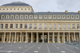 <center>Le Palais Royal.</center> Il faut attendre 1814 pour voir revenir la famille d'Orléans, avec le duc Louis-Philippe, fils de Philippe Égalité, qui reprend possession des lieux. Il confie à l'architecte Fontaine la poursuite des travaux de Victor Louis. Assisté de Percier, il régularise l'ensemble, construit les terrasses qui encadrent la cour d'honneur, rénove la salle du Théâtre français, construit le pavill on de Valois et achève la fermeture de la cour d'honneur avec le pavillon et l'aile Montpensier, en 1830-1831. L'aile Montpensier ainsi achevée n'est pas occupée par son destinataire : Louis-Philippe devient en effet Roi des Français en 1830. Le bâtiment reste donc un lieu de passage. En 1848 et l'avènement de la IIème République, le lieu devient palais national et abrite des expositions de peinture et de sculptures, puis en affecté à l'éphémère ministère des colonies ; son ministre, le prince Jérôme Bonaparte, conserve le bâtiment en 1859 à son usage personnel et le fait décorer par Chabrol pour y accueillir sa jeune épouse, Marie-Clotilde de Savoie : l'essentiel de la décoration actuelle date de cette époque. Après la chute du Second empire, l'aile Montpensier abrite diverses administrations. Le Conseil constitutionnel s'y installe, dès sa création, fin 1958.