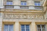<center>Le Palais Royal.</center> Frise au-dessus du bureau du président du conseil constitutionnel.