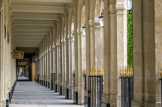 <center>Le Palais Royal.</center> La galerie de Montpensier. Sur la façade du jardin, Victor Louis aligne 180 arcades séparées par des pilastres corinthiens et éclairées par 188 réverbères suspendus sous le cintre des arcades.