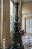 <center>Conseil Constitutionnel.</center> Grand escalier d'honneur. Torchère tilleul sculptée sur une âme de chêne d'un ensemble de six, d'après le dessin de Jacques-Louis David pour la fête de la Régénération sur la place de la Bastille, le 10 août 1780. Elles proviennent de la résidence d'Adolphe Thiers, ancien président de la république et ministre de Louis-Philippe.