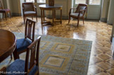 <center>Conseil Constitutionnel.</center> Salle à manger. Parquet, seul vestige de la décoration initiale bâtiment (1830) ; préservé de l'incendie de 1871, ce parquet unique composé de trois essences de bois (panneaux en hêtre, cabochon en acajou et baguettes en bois exotique teinté) a été entièrement restauré en 2010.