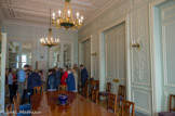 <center>Conseil Constitutionnel.</center> Salle à manger. Sur la table Louis-Philippe en acajou verni, contemporaine de la construction de la pièce, soupière en porcelaine de Sèvres aux couleurs de la vaisselle du conseil constitutionnel.