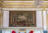<center>Conseil Constitutionnel.</center> Grand salon. Deux tentures (1668 – 1682) de la série des Maisons royales créées par Le Brun et tissées par la manufacture des Gobelins pour le roi Louis XIV. À gauche le mois de septembre : vue du château de Chambord.