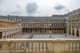 <center>Conseil Constitutionnel.</center> Grand salon. Vue sur la cour d'honneur. A droite, un des portiques de la galerie d'Orléans.