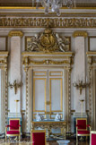<center>Conseil Constitutionnel.</center> Grand salon. Table à gibier Louis XVI en bois doré, fauteuils Empire tirés des collections du mobilier national.