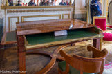 <center>Conseil Constitutionnel.</center> Grand salon. Table à cartes d'état-major fabriqué sur ordre de Napoléon Ier pour l'un de ses maréchaux. Meuble entièrement chevillé, il est démontable et était transporté sur les champs de bataille.