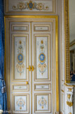 <center>Conseil Constitutionnel.</center> La salle des séances. Son décor en style pompéien, peint en 1860, représente des motifs floraux agrémentés d'amours et d'allégories de saison. C'est la seule pièce où les fenêtres comportent des décors.