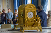 <center>Conseil Constitutionnel.</center> La salle des séances. Pendule Empire en bronze doré.
