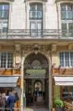 <center>Galerie Vivienne.</center> En 1823, le président de la Chambre des Notaires, Marchoux, acheta le n°6 rue Vivienne, le n°4- rue des Petits-Champs et le passage des Petits-Pères pour y créer un de ces passages alors à la mode, dont il confia la construction à l'architecte Delannoy. L'entrée de la rue des Petits-Champs.