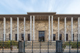 <center>Palais de la Porte Dorée. </center> Construit pour l'Exposition coloniale internationale de 1931, ce palais était voué à accueillir le musée permanent des Colonies, à retracer l'histoire des conquêtes françaises et à célébrer l'Empire colonial, ainsi que son incidence sur les arts.
Depuis 1931, le palais a accueilli quatre institutions, suivant ainsi le cours de l'histoire, de la décolonisation et l'évolution des mentalités : musée des colonies (1931 – 1935), musée de la France d’outre-mer (1935 – 1959), musée des arts d'Afrique et d'Océanie (1961-2003) et Cité nationale de l'histoire de l'immigration en 2007. La façade majestueuse du Palais de la Porte Dorée, au décor de pierre animé, est un témoignage d’une tendance de l’esthétique Art déco qui se nourrit d’exotisme. Elle s’inscrit dans le programme iconographique commandé aux artistes dans le cadre de l’Exposition coloniale de 1931, avec une fonction idéologique très claire : éveiller la conscience coloniale des Français et montrer la richesse et la diversité des peuples, de la faune, de la flore et des produits des Colonies. Elle fut réalisée en moins de deux ans par Alfred Auguste Janniot, sculpteur spécialisé dans les décors monumentaux.