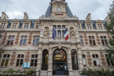<center>Mairie du 12e arrondissement de Paris. </center> Le pavillon central est orné d'une Tête de femme sculptée représentant La Ville de Paris, par Eugène-André Oudiné, sur la clef-de-voûte. Au premier étage de la façade, les niches abritent deux sculptures évoquant l'activité économique de l'arrondissement : L'ébéniste d'Henri Honoré Plé, et Le vigneron d'Alexandre-Victor Lequien.
