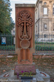 <center>Manufacture de Sèvres</center>STELE ARMENIENNE : KHATCHKAR
Les KHATCHKARS (littéralement : croix de pierre), très largement répandus en Arménie, sont l'une des expressions originales de l'art arménien. Ils sont en pierre ou, comme celui-ci, en tuf,. Au centre, la rosace est le symbole de l’éternité et est liée à l’image du paradis terrestre.
Au-dessus, la croix, symbole de la religion chrétienne, prend ses racines dans le paradis terrestre pour s’élever vers le paradis céleste. Les 2 végétaux à 7 branches qui entourent la croix représentent l’arbre fleuri du paradis, l’arbre de vie qui tend vers la vie éternelle.